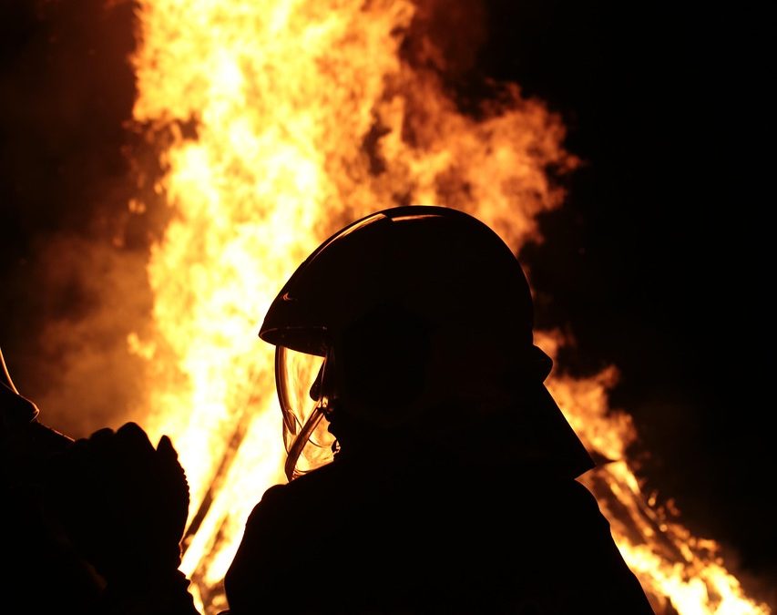 Dinas Damkar Ketapang Bersihkan Tumpahan Oli di Pasar